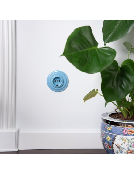 Schuko-Steckdose in Pastellblau