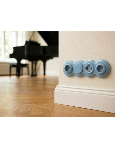 Pastellblauer Keramik-Vierfachrahmen mit Schneemann